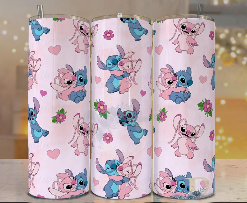 Peut inclure: Un gobelet rose et bleu avec un motif r&eacute;p&eacute;t&eacute; de personnages de dessins anim&eacute;s, de c&oelig;urs et de fleurs. Les personnages sont bleus et roses, avec de grandes oreilles et des visages expressifs. Le fond est un d&eacute;grad&eacute; rose doux.