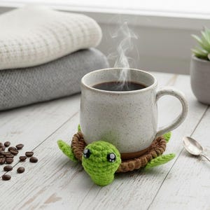 Può includere: Un set di tre tazze in ceramica con finitura opaca e macchiettata. Le tazze sono nei toni del crema, grigio chiaro e grigio scuro. Ogni tazza ha un design semplice e minimalista e un manico arrotondato.