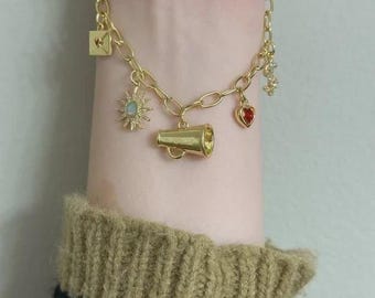 Pulsera con dijes de oro inspirada en Taylor Showgirl