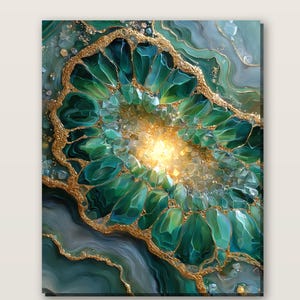 Puede incluir: Una impresión de arte mural rectangular que presenta un diseño de geoda abstracto con formaciones de cristales verde esmeralda y azul cerceta. El centro brilla con una luz amarilla brillante, rodeado de acentos de pan de oro y patrones de piedra gris.