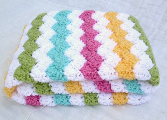 Quick and easy crochet baby blanket pattern that is free, beginner