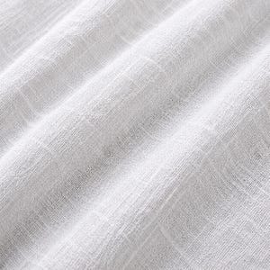 Pode incluir: Um tecido branco com uma trama vis&iacute;vel, solta e texturizada. O material apresenta uma qualidade semitransparente com um padr&atilde;o de grade criado pelos fios horizontais e verticais que se cruzam, exibindo dobras suaves e sombras leves.