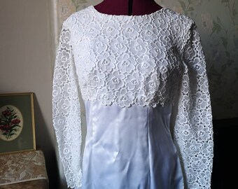 Vintage wedding dress 1960s long train minimalist ivory white size 12 sustainable fashion floral lace bodice original vail round neck simple