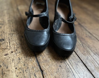 Mary jane shoes ladies block heel size 8  ballet pumps black brouge   leather clarks whimsy goth padded sole sustainable fashion preloved