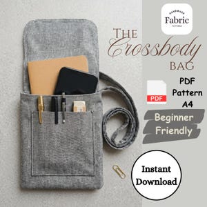 Può includere: Una borsa a tracolla in tessuto grigio con patta, contenente un taccuino beige, uno smartphone nero e tre penne nella tasca anteriore. Testo: The Crossbody Bag, PDF Pattern A4, Beginner Friendly, Instant Download.