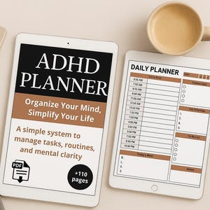 Puede incluir: Dos tabletas que muestran un planificador y un horario diario. La primera tableta dice "ADHD PLANNER" con el texto "Organiza tu mente, simplifica tu vida". La segunda tableta muestra un diseño de planificador diario. También hay un bolígrafo y una taza de café.
