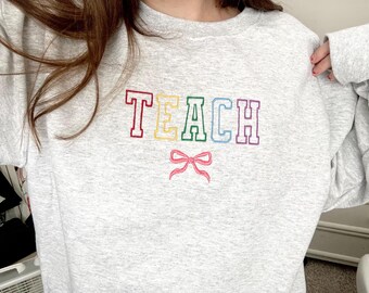 Sudadera Gildan bordada personalizable para profesores, regalo de agradecimiento para profesores, regreso a clases, cuello redondo colorido para profesores.