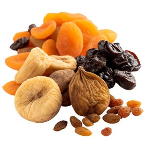 Puede incluir: Un montón de frutas secas, incluyendo albaricoques, higos, ciruelas pasas y almendras, sobre un fondo blanco. Los albaricoques son de color naranja brillante, los higos son de color beige y las ciruelas pasas son de color púrpura oscuro. Las almendras son marrones.