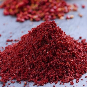 Sumac palestinien moulu à la main : épice acidulée du Moyen-Orient
