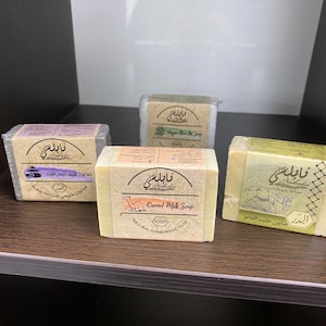 Jabón artesanal Nabulsi, aceite de oliva, leche de cabra, leche de camella, barro del Mar Muerto de Palestina.