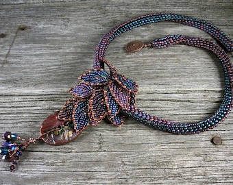 VENDUTO! Beadweaving: Poligono africano collana con pendente a foglia Raku--Borgogna, blu, viola, malva