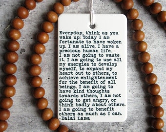 Etichetta da parete in ceramica con citazione del Dalai Lama • Citazione del Dalai Lama • Citazione buddista • Decorazione da meditazione • Arazzo buddista • Citazione d'amore • Citazione di pace