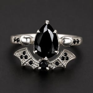 Anello con pipistrello nero, anello con onice nera taglio a pera, anello di fidanzamento gotico, gioiello con pipistrello vampiro, anello di Halloween, anello vistoso in argento sterling, idea regalo