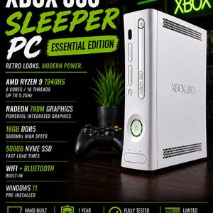 Könnte beinhalten: Ein weißes Xbox 360 Konsolengehäuse, das als benutzerdefinierter Windows 11 Gaming-PC umgebaut wurde. Der Text lautet Xbox 360 Sleeper PC Essential Edition, AMD Ryzen 9 7940HS, Radeon 780M Graphics, 16GB DDR5, 500GB NVME SSD, WiFi, Bluetooth und Windows 11.