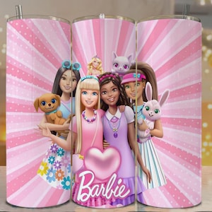 Könnte beinhalten: Ein rosa Becher mit einem Design mit Barbie-Puppen, einem Herz und dem Barbie-Logo. Der Hintergrund hat rosa Streifen und weiße Punkte. Die Puppen halten einen Welpen, eine Katze und ein Kaninchen.