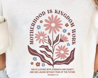 Camiseta Comfort Colors "La maternidad es obra del reino", camiseta para mamá cristiana, camiseta con estampado floral 31:25, camiseta para mamá religiosa, regalo para madres cristianas