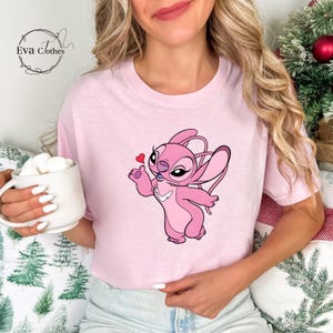 Puede incluir: Una taza de cer&aacute;mica blanca con asa negra y el texto "But First, Coffee" en negro y negrita. La taza probablemente tiene un tama&ntilde;o de 325-440 ml, perfecta para una bebida matutina.