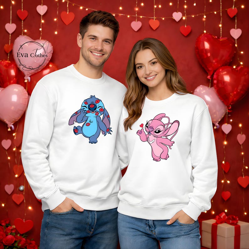 Puede incluir: Sudaderas blancas con personajes de dibujos animados. Una sudadera tiene un personaje azul con detalles rojos, la otra un personaje rosa. El fondo incluye globos en forma de coraz&oacute;n y luces de cadena, creando un ambiente festivo.