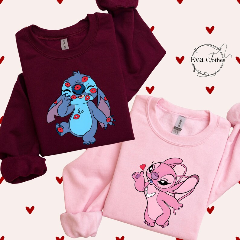 Puede incluir: Dos sudaderas: una burdeos, otra rosa. La sudadera burdeos presenta un personaje de dibujos animados azul cubierto de labios rojos. La sudadera rosa tiene un personaje de dibujos animados rosa sosteniendo un coraz&oacute;n. La marca "Eva Clothes" es visible.