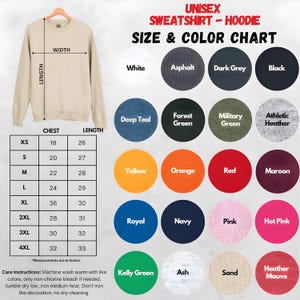 Puede incluir: Una sudadera unisex beige colgada en una percha de madera. La imagen incluye una tabla de tallas y colores con varias muestras de color y medidas en pulgadas. Tambi&eacute;n se enumeran las instrucciones de cuidado.
