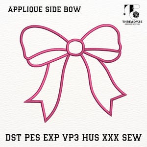 Puede incluir: Un diseño de lazo lateral de aplique rosa con el texto "APPLIQUE SIDE BOW" en la parte superior y "DST PES EXP VP3 HUS XXX SEW" en la parte inferior. El lazo es un contorno simple con un centro circular y dos cintas fluidas.