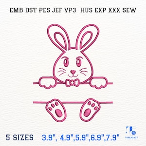 Könnte beinhalten: Rosa gesticktes Hasen-Design mit Fliege und Pfoten, das eine horizontale Linie hält. Der Text "5 GRÖSSEN 3.9", 4.9",5.9",6.9",7.9"" befindet sich darunter. Das Design ist zum Sticken.