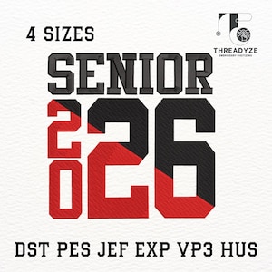 Op de afbeelding: Zwart en rood geborduurd ontwerp met de tekst "SENIOR 2026" in een vetgedrukte lettertype. Het ontwerp bevat de tekst "4 SIZES" bovenaan en borduurfileformaten onderaan. Het ontwerp staat op een witte achtergrond.