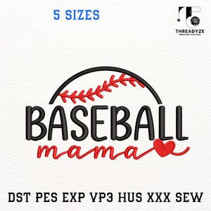 Op de afbeelding: Een honkbalthema-ontwerp met de woorden "BASEBALL mama" in zwart en rood script, bekroond met een zwarte en rode honkbalafbeelding. De tekst "5 MATEN" is in blauw. De afbeelding bevat ook de tekst "DST PES EXP VP3 HUS XXX SEW".