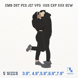 Pode incluir: Um design bordado com duas figuras a abraçar-se e a beijar-se, vestidas com roupa desportiva preta. O design está disponível em cinco tamanhos: 9.9 cm, 12.4 cm, 15 cm, 17.5 cm e 20.1 cm. A imagem inclui o texto "EMB DST PES JEF VP3 HUS EXP XXX SEW" e a marca "THREADYZE".