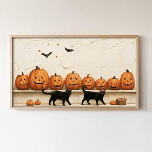 Puede incluir: Una obra de arte mural enmarcada con un fondo texturizado en blanco roto, una fila de calabazas de Halloween naranjas, dos gatos negros caminando, pequeños murciélagos y estrellas. Una pequeña cesta de mimbre a la derecha contiene calabazas.