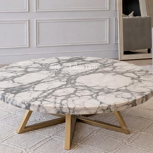 Mesa de centro redonda de mármol con base de metal dorado