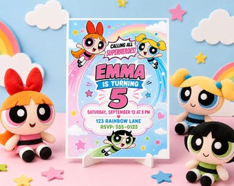 Könnte beinhalten: Eine rechteckige Geburtstagseinladungskarte mit den Powerpuff Girls-Figuren und dem Text CALLING ALL SUPERHEROES! EMMA IS TURNING 5, SATURDAY, SEPTEMBER 12 AT 3 PM, 123 RAINBOW LANE, RSVP: 555-0123, flankiert von drei Plüschpuppen.