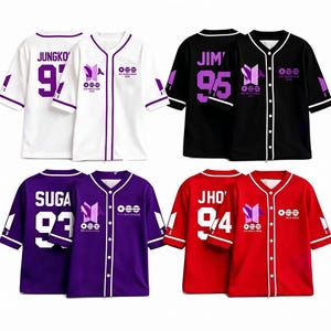 Può includere: Maglie in stile baseball bianche, nere, viola e rosse. Ogni maglia presenta il nome e il numero di un giocatore sul retro, con un logo e testo sul davanti. Le maglie hanno dettagli bianchi o viola.