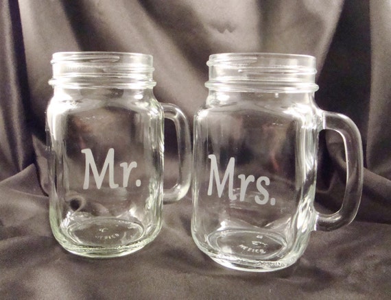 Bridal Mason Jar Glasses, 1 Pair Mr & Mrs Personalized Etched Mason Jar Mugs,  Etched Mason Jar Glasses 