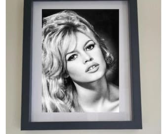 Cornice con la classica foto in bianco e nero di Brigitte Bardot.