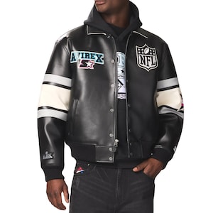 Puede incluir: Un juego de tres tazas de cer&aacute;mica con un acabado mate moteado. Las tazas son en tonos crema, gris claro y gris oscuro. Cada taza tiene un dise&ntilde;o simple y minimalista y un asa redondeada.