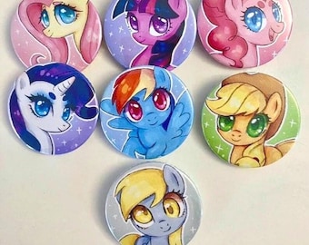 Può includere: Un set di sette spille rotonde con illustrazioni colorate di pony dei cartoni animati. Ogni spilla mostra un personaggio diverso con colori di criniera, occhi ed espressioni distinti, su vari sfondi color pastello decorati con stelle.