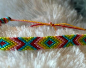 Pulseira da amizade com padrão de diamantes tecida à mão