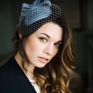 Vintage Schleife Fascinator mit Schleier in Glockenblumenblau &#39;Loretta&#39;