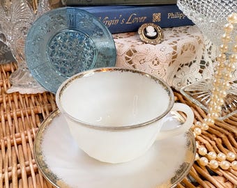 Juego de taza y platillo de té de vidrio opalino Fire King de la década de 1950 / Fire King vintage de Anchor Hocking / Juego de té romántico / Decoración de inspiración Regencia