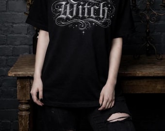 Camiseta con luna creciente y letras de bruja / Diseño gótico ocultista celestial