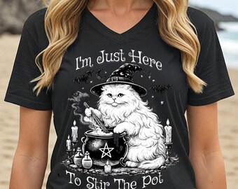Camiseta de gato bruja: Camiseta gótica ocultista con cuello en V y diseño de olla revolviendo