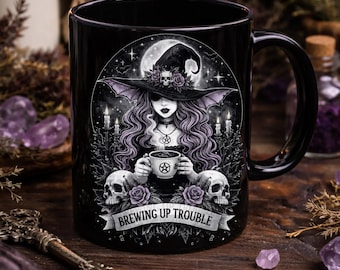 Taza de cerámica negra con diseño de bruja preparando problemas