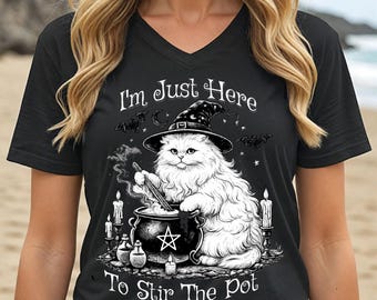 Camiseta de gato bruja: Camiseta gótica con cuello en V y estampado de felino en una olla de barro