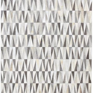 Può includere: Un tappeto geometrico con un motivo ripetuto di triangoli nei toni del grigio, bianco e beige. Il design del tappeto crea un aspetto strutturato, adatto per aggiungere un tocco moderno a qualsiasi stanza. Il tappeto è realizzato in un materiale resistente.
