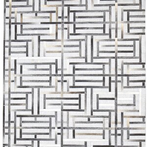Peut inclure: Tapis rectangulaire à motifs géométriques gris, blancs et beiges. Le motif est composé de lignes entrecroisées formant un motif abstrait moderne. Le tapis a une texture douce, adaptée à un salon ou une chambre, et mesure environ 200 cm x 300 cm.