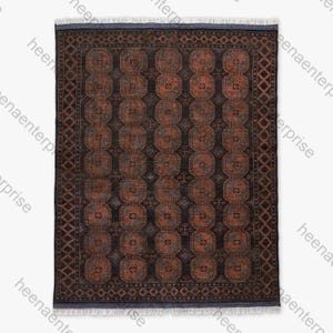 K&ouml;nnte beinhalten: Rechteckiger, gemusterter Teppich mit dunklem Hintergrund und sich wiederholenden geometrischen Formen in Rost- und Blaut&ouml;nen. Der Teppich hat einen detaillierten Rand und Fransen, die ein traditionelles Design zeigen.