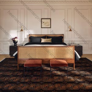 K&ouml;nnte beinhalten: Ein Schlafzimmer mit einem Holzbett mit einem gewebten Kopfteil, schwarzer Bettw&auml;sche und zwei Hockern mit rostfarbenen Samtsitzen. Der Raum hat einen gemusterten Teppich und ist mit Wandkunst und Wandleuchten dekoriert.