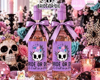 Pode incluir: Duas garrafas de vinho de vidro com rótulos roxos apresentando uma ilustração de caveira branca, detalhes florais e o texto "BRIDE OR DIE Till Death do us Part". Cada garrafa é decorada com uma fita de cetim roxa e um laço de renda preta.