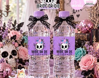 Pode incluir: Duas garrafas de água de plástico transparente com tampas roxo-claras e laços de renda preta no gargalo. Os rótulos roxos apresentam um gráfico de caveira floral e o texto "BRIDE OR DIE" e "Till Death do us Party" em preto.